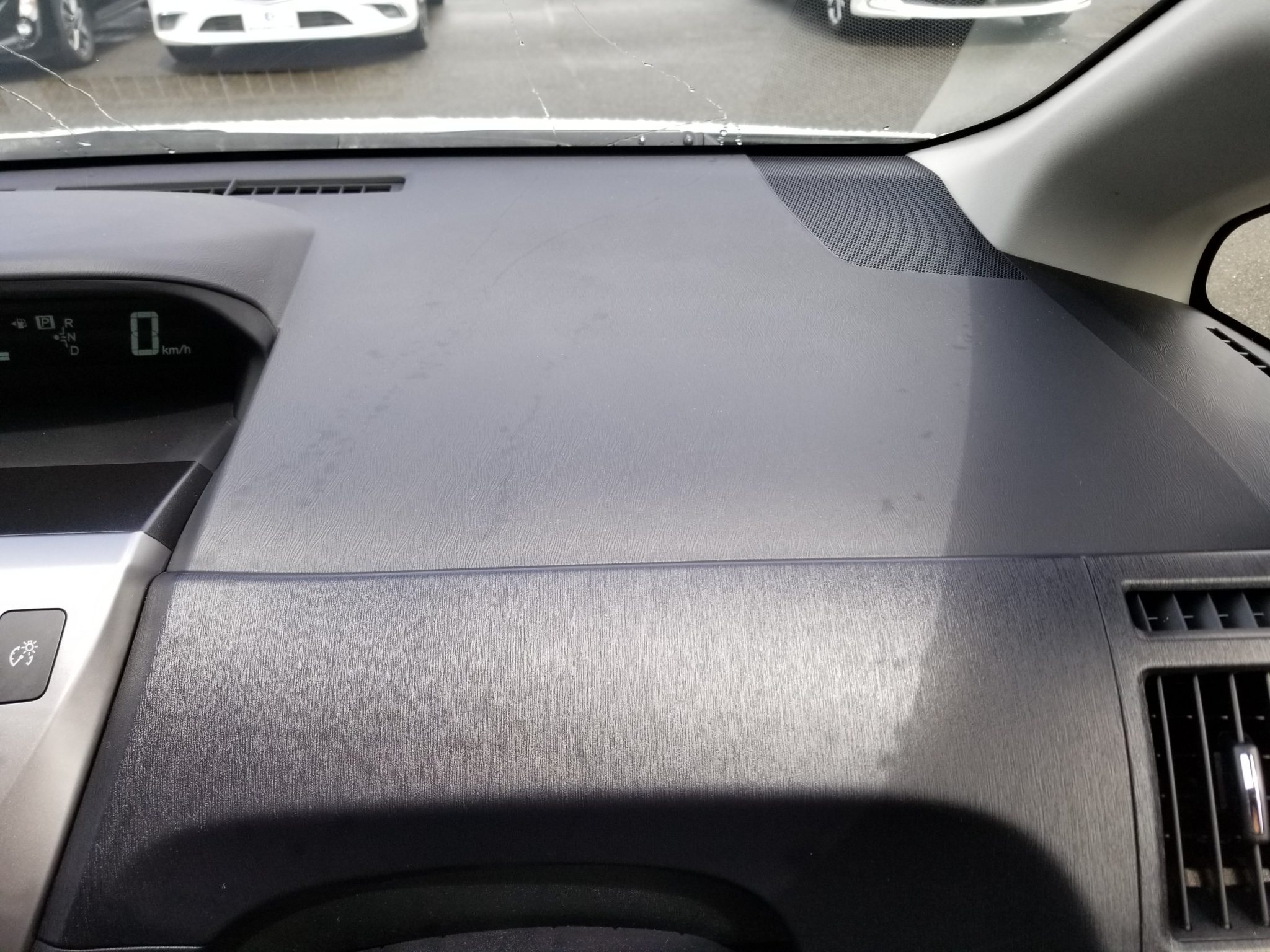 トヨタ プリウスアルファのダッシュボード変色を修理