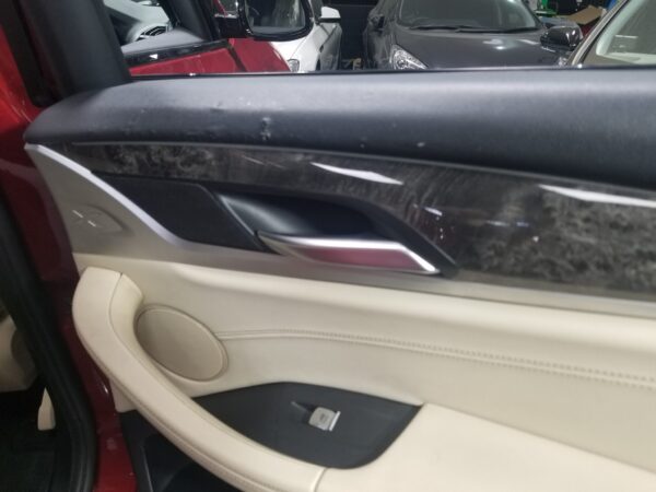 BMW X4のドア内張りにできたキズを修理